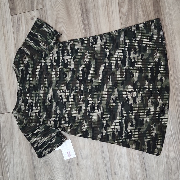 LuLaRoe Christy T Short Sleeve V-Neck Camouflage Soft & Stretchy Loose Fit Top - Picture 3 of 16